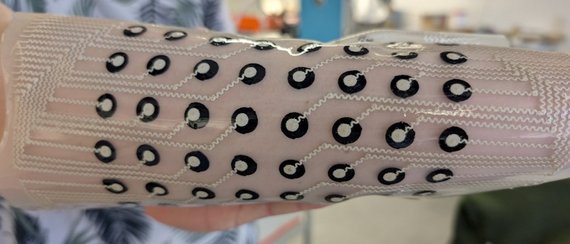 Abb.: Hergestellter Demonstrator aus 8x16 Elektroden sowie Signalableitungen