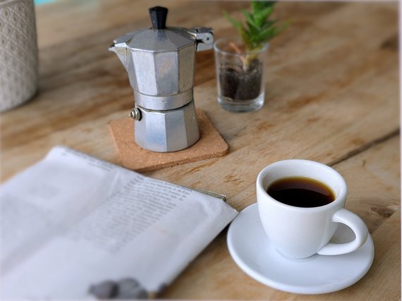 Kaffeetasse, Zeitung und Espressokanne