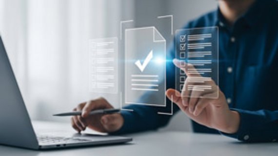 Hände am Laptop mit Formular
