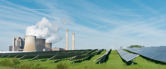 Fabrik auf Wiese mit Photovoltaikanlage