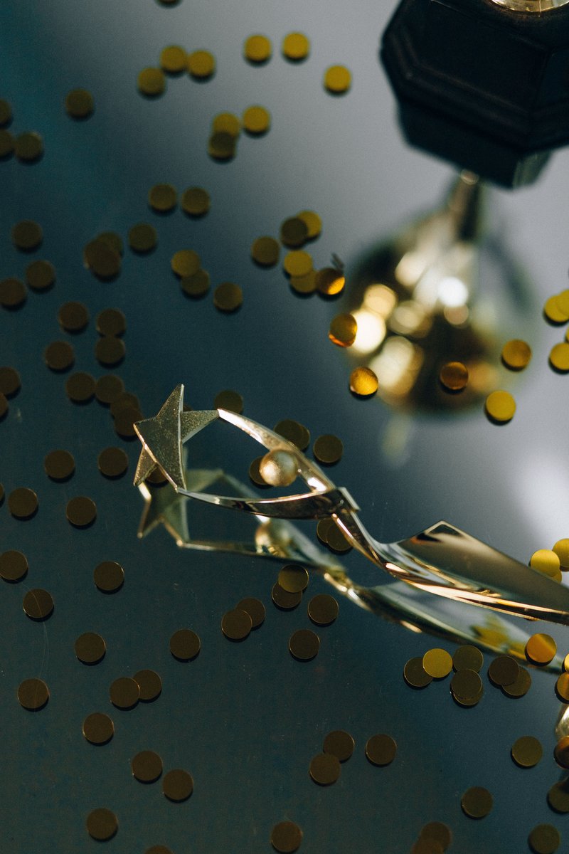 goldener Pokal auf Konfetti