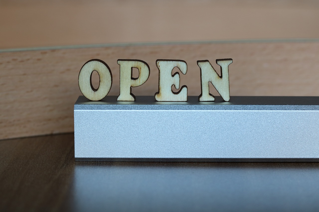 DAs Wort OPEN in Holzbuchstaben